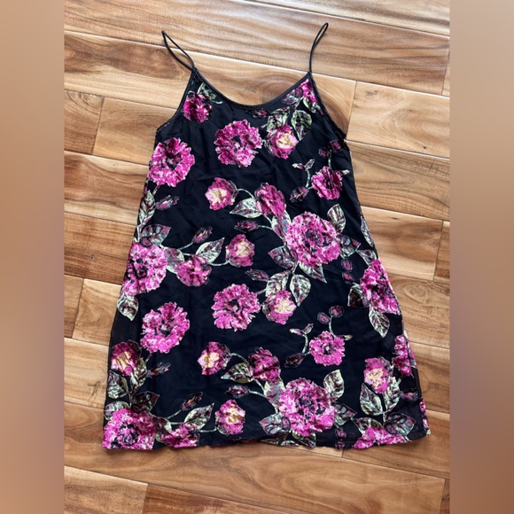 Mi Ami Dresses & Skirts - Mi Ami Black and Pink Floral Velvet Burnout Mini Dress